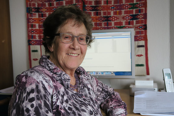 Über den Computer pflegt die 85-jährige Pia Stirnimann den Kontakt mit Peru.