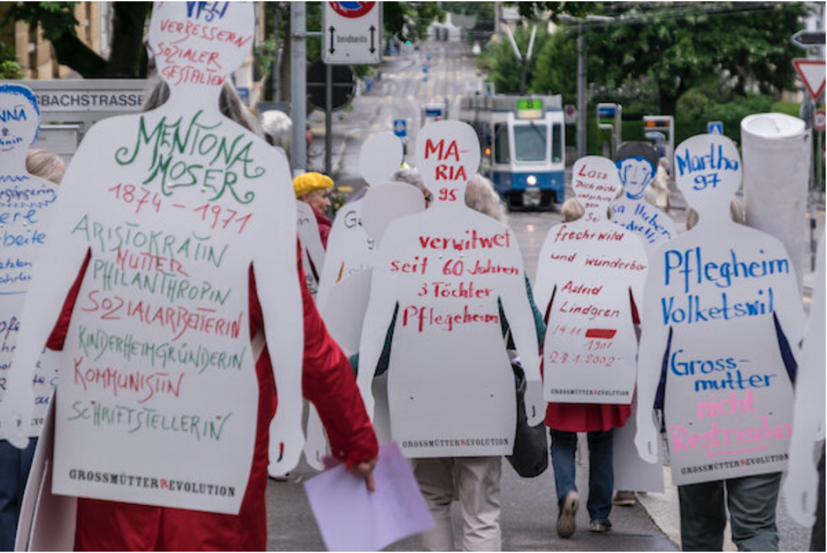 Am Frauenstreiktag,14. Juni 2020, machten Frauen der GrossmütterRevolution auf dem Sechseläutenplatz in Zürich auf die vielen unsichtbaren alten Frauen aufmerksam.