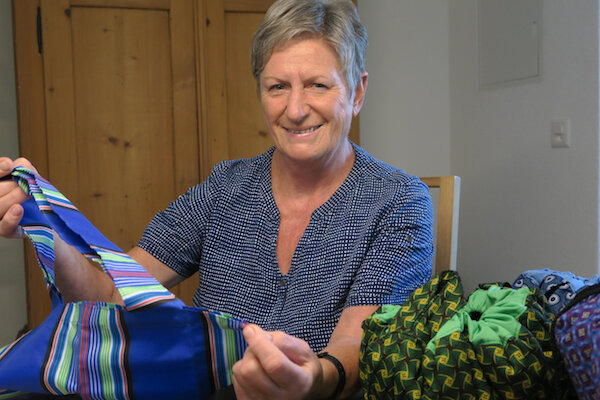 Brigitte Peter-Hodel, 68, näht Wonderbags, Einkaufstaschen, Kartoffelwärmer und Masken aus mit 80 Grad waschbarer Baumwolle zugunsten ihres Projektes in Südafrika.