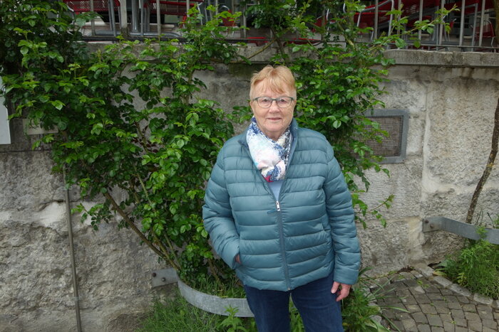 Gertrud Hurni vor dem Kreuz in Herzogenbuchsee, wo sie sich gerne einen Kaffee gönnt.
